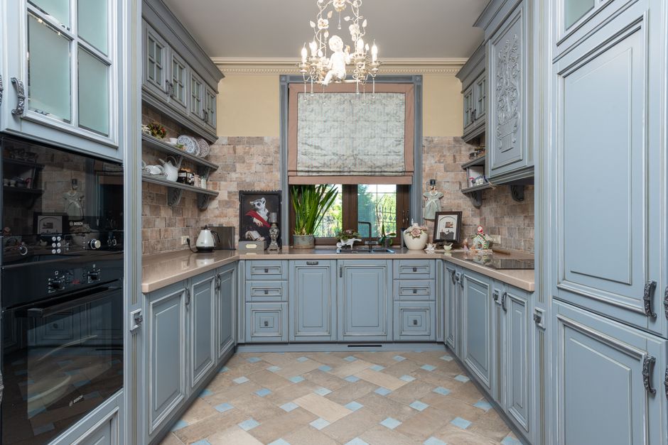 Custom wooden kitchen cabinets installation